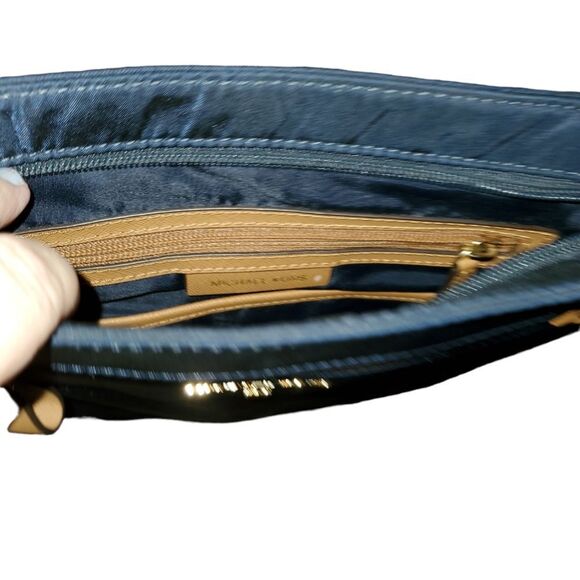 Michael kors crossbody purse - Picture 4 of 6